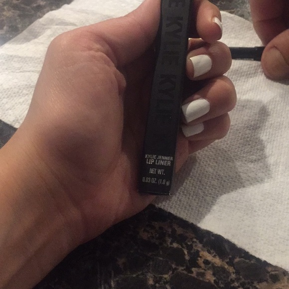 Kylie Jenner lip liner in dolce k - Picture 3 of 4